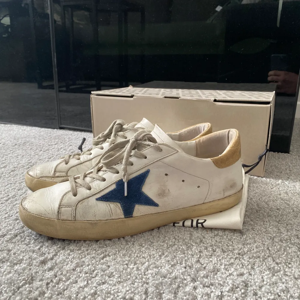 Hej säljer nu mina golden goose sneakers som ja köpte i rom förra året de är en unik modell som passar till allt. Köptes för 490 € skick 7/10. Skor.