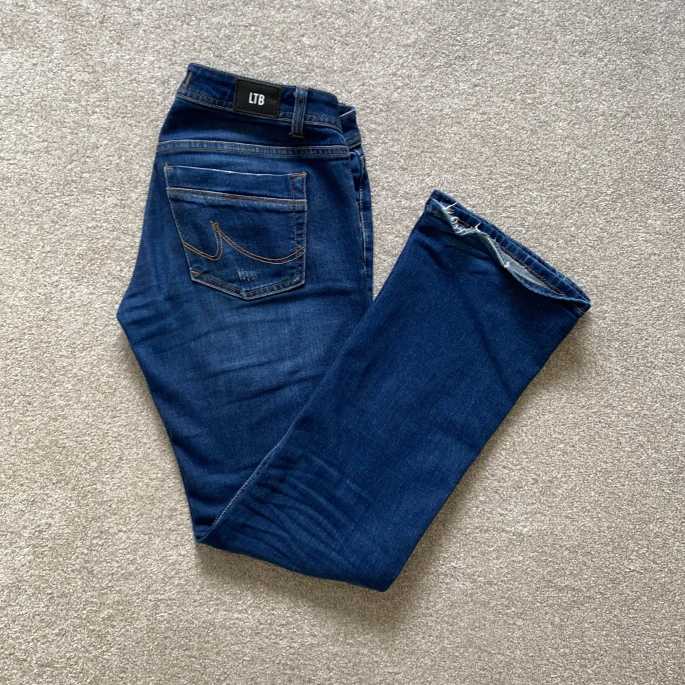 Säljer ett par jätte fina mörkblå ltb jeans som tyvärr är för stora för mig. Mycket bra skick då jag inte andvänt dom många gånger men lite slitna på kanten av jeans som ni ser på tredje bilden💕 (Storlek 27/30) (skriv om ni undrar nått mer)💕. Jeans & Byxor.
