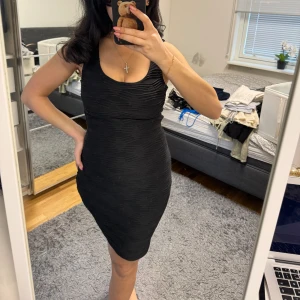 Klänning - Svart figur sydd klänning med mönster. Använd 1 gång 