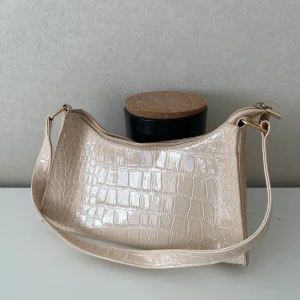 Beige väska - Beige väska från shein🤎 aldrig använd så den är lite platt