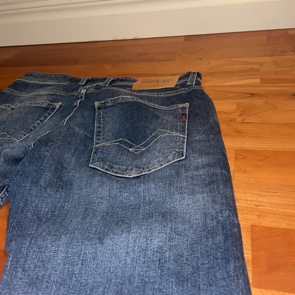 Vi säljer nu ett par feta jeans från Replay för 499kr. Modell: Grover, Storlek: 31, Skick: 9/10. Jeans & Byxor.