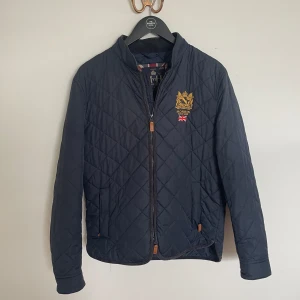 Morris gents jacka - Nu säljer vi en riktigt snygg Morris gents jacka för 549kr. Storleken på jackan är medium och jackan ser ny ut.