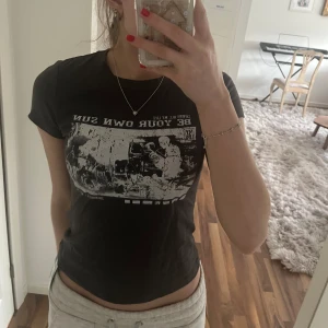 T-shirt med tryck  - En helt oanvänd t-shirt från shein med lappen fortfarande på💖  Köpt för cirka 100 kr🙌