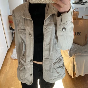 Vårjacka  - Beige jacka i ish jeanstyg från HM! I fint skick. 