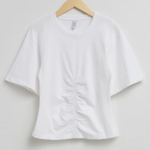 T-shirt - Så snygg tröja nu till våren med detaljer som tyvärr är för stor för mig! Aldrig använd, bara att skriv för fler bilder💞