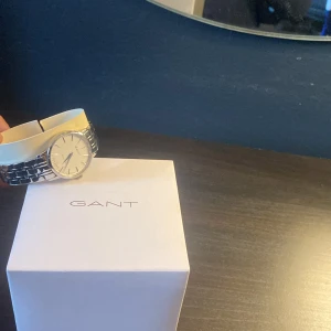 Gant klocka  - Klockan är i perfekt skick, Det finns inga repor eller liknande( det finns också extra Förlängning till armbandet)  Nypris i butik 1500kr