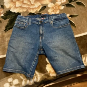Tommy hilfiger jeans shorts - Tommy hilfiger shorts som inte riktigt var min stil och har endast legat i min garderob de senast 9 månader nyskick kostar vanligtvis runt 600kr men säljer för 250kr. Pris kan diskuteras   Mvh!