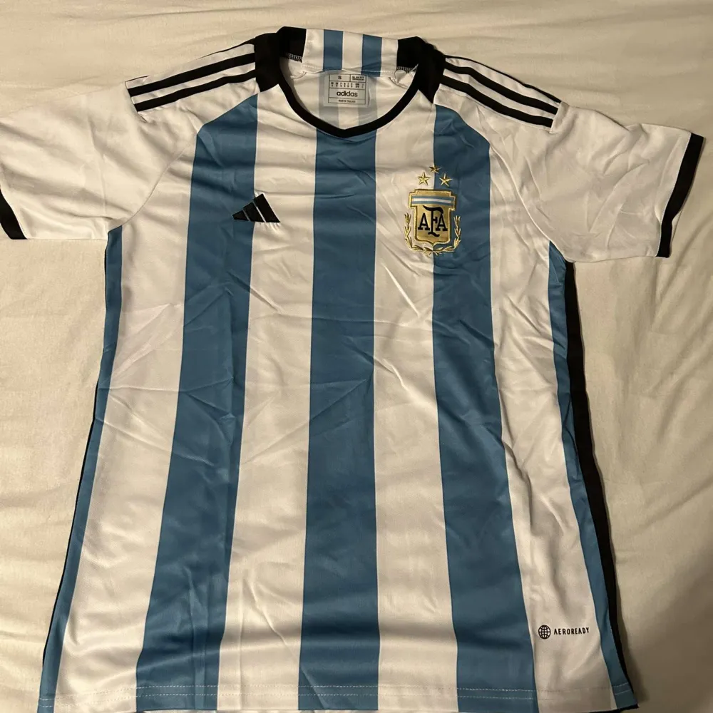 Helt ny argentina T-shirt säljes till ett bra pris. Storlek S. Skriv för mer info. T-shirts.