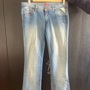 VINTAGE REPLAY JEANS ✨ - Vintage replay jeans i underbar kvalitet, låg midja med inga defekter. Har aldrig använts tidigare! Vid ytterliga frågor är det enbart att skriva ✍️  Midjemått:41cm  Innerbensmått:90cm Ytterbensmått:110cm NYPRIS: 1200kr
