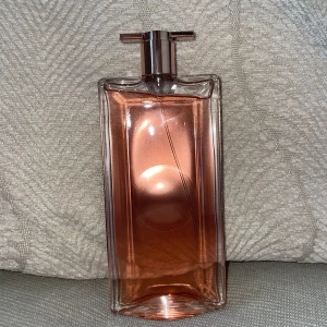 Lancome Idole Aura - Oanvänd parfym från Lancome. Parfymens doft beskrivs i en av bilderna 