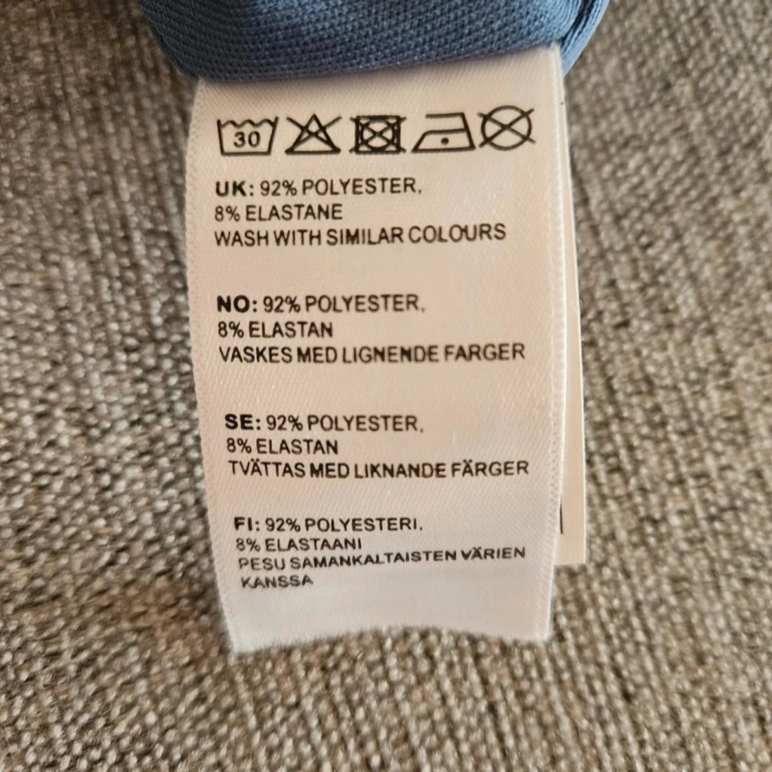 Kortärmad blus med öppen rygg  - 93