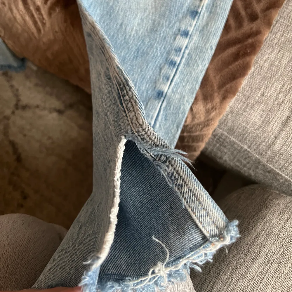 Raka jeans från zara med slits och hål på knäna, använda men är i fint skick. . Jeans & Byxor.