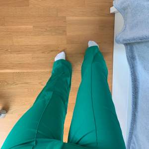 Kostymbyxor i en emerald grön färg. Utsvängda o tighta i midjan. Otroligt snygg fit. Storlek XS. Använda fåtal gånger