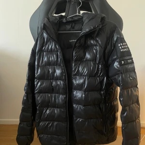 Peak performance jacka - Peak performance jacka. Använd en vinter, och mindre skada på jackan  Skick: 6/10  Storlek: small  Kontakta gärna vid funderingar 🙌🏽