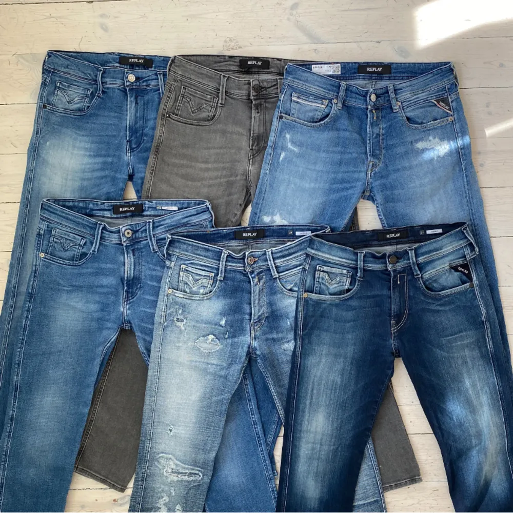 Säljer dessa 6 tvärfeta Replay jeans!!! 🔥 Alla är i modellen Anbass förutom de högst upp till höger som är modellen Grover. Alla är stretchiga/ HYPERFLEX. Varierande storlekar, alla i mycket fint skick. Varje par har en separat annons i min profil 👍 . Jeans & Byxor.