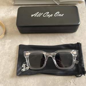 Säljer nu mina Allcap.1 solglasögon. Ingår box och dustbag som ni ser på bilden. Skick 10/10. Aldrig använda. 