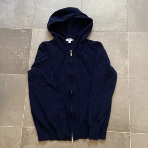 Kashmir zip hoodie  - Säljer denna feta zip hoodie ifrån Barlucio i kashmirmix. Dessa hoodies är slutsålda på deras hemsida. Tröjan är i fint skick. Hör av er vid funderingar