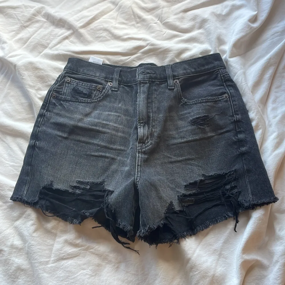Snygga shorts inför sommaren från american eagle💗säljer då de inte kmr till användning . Shorts.
