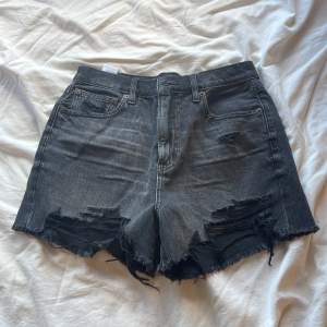 Snygga shorts inför sommaren från american eagle💗säljer då de inte kmr till användning 