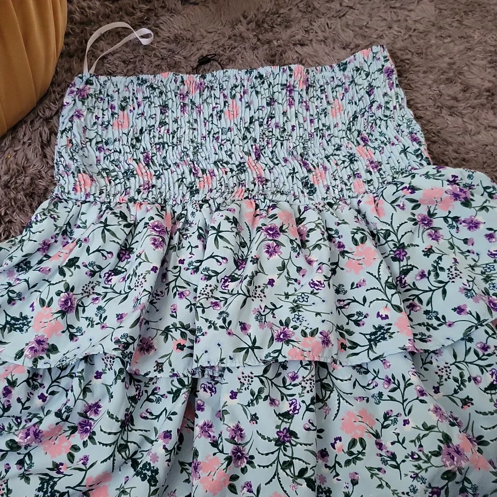 En blommig kjol gätte söt jag har slutat använda den . Kjolar.