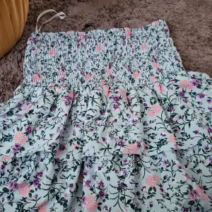 En blommig kjol gätte söt jag har slutat använda den 