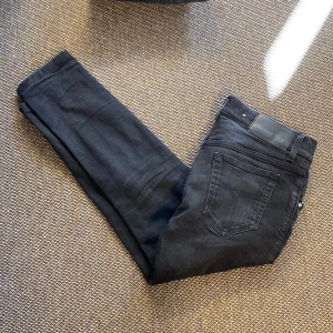 Tiger of Sweden  - Tiger of Sweden jeans. Bra skick, sitter mindre i storleken⚠️ storlek 29 30. Hör ev et vid frågor.
