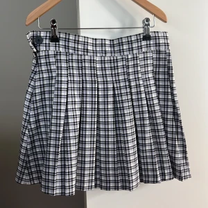 Bershka kjol - Minikjol från Bershka. Den sitter fint på men kommer tyvärr inte till användning. Kontakta mig för mer bilder ❤️