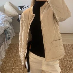 Jacka - Jättefin jacka till våren. Den är beige och kommer ursprungligen ifrån kappahl💛