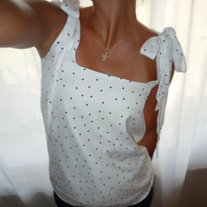 Prickig topp - Prickig topp köpt secondhand. Man knyter den själv över axlarna, så gullig!!  Står strl XS men tycker den är ganska stor i storlek, mer som S