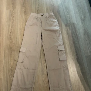 Cargo/kostymbyxor från boohoo - Byxor från boohoo Tunna sköna byxor med prislappen kvar! Bara provade!  Storlek xs