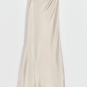 Silket kjol från Gina Tricot - Jättefin lång kjol från gina, passar perfekt i längden för mig som är 172 på andra bilden. Aldrig använd, lappen är också kvar