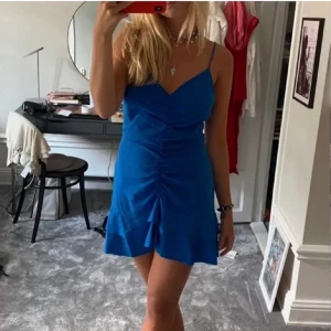 Zara klänning - Prislappen sitter kvar, aldrig använd. Storlek L men helt reglerbar och storöeksmässigt medvetet vald för en som är 169 cm.