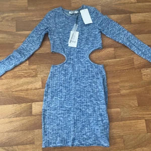 Mjuk klänning - Blå känning från nakd i ett väldigt mjukt och mysigt material, aldrig använd då jag inte fått tillfälle, storlek xxs men är stretchig i tyget så passar xs