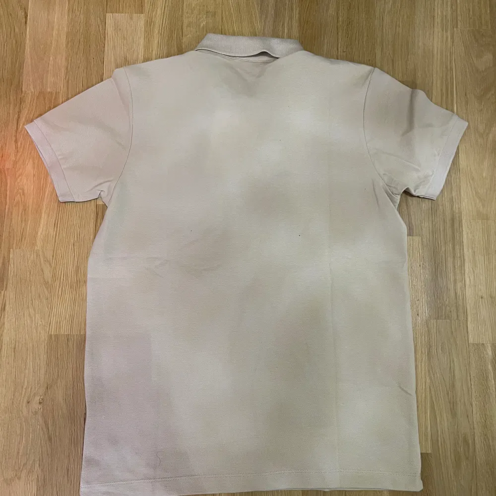 Ny schysst Lacoste pikétröja i krämvit storlek M. T-shirts.
