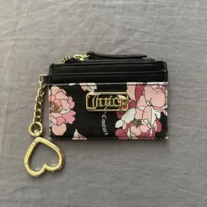 Super snygg korthållare från Juicy Couture. Den är i väldigt bra och nytt skick! Säljs ingenstans längre! Säljer den för 400kr🌸