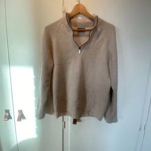 Vit kashmir zip - Köpt på thernlunds i nacka forum. Denna tröja är nästan helt oanvänd skick 9/10. Från märket sand💯🔥  PRIS KAN DISKUTERAS