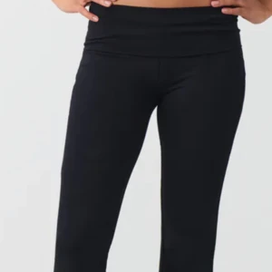 Yoga pants  - Svarta yoga pants. Super snygga och i super bra skick. Obs, första bilden är lånad. Priset är + frakt. Använd inte köp nu utan kontakta mig privat vid intresse🥰