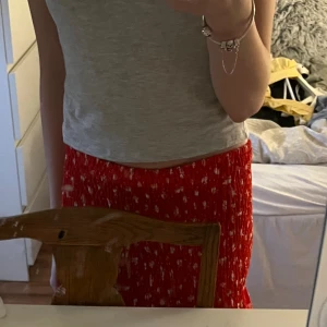 Röd kjol  - Röd kjol från H&M. Skriv vid fler bilder ❤️ nyskick, endast använd en gång. Priser går att förhandla vid snabb affär! 