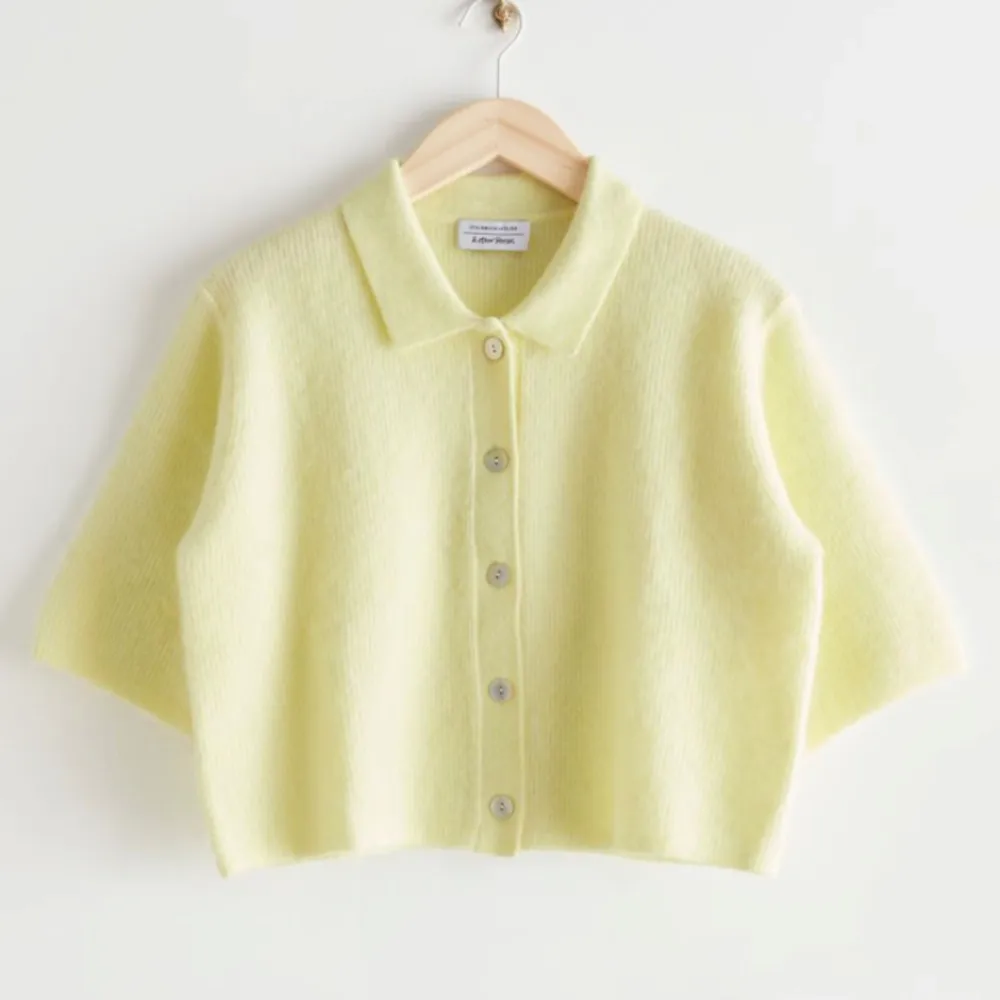 Jättefin gul stickad kortärmad tröja från & other stories som tyvärr inte används så ofta🩷. Stickat.