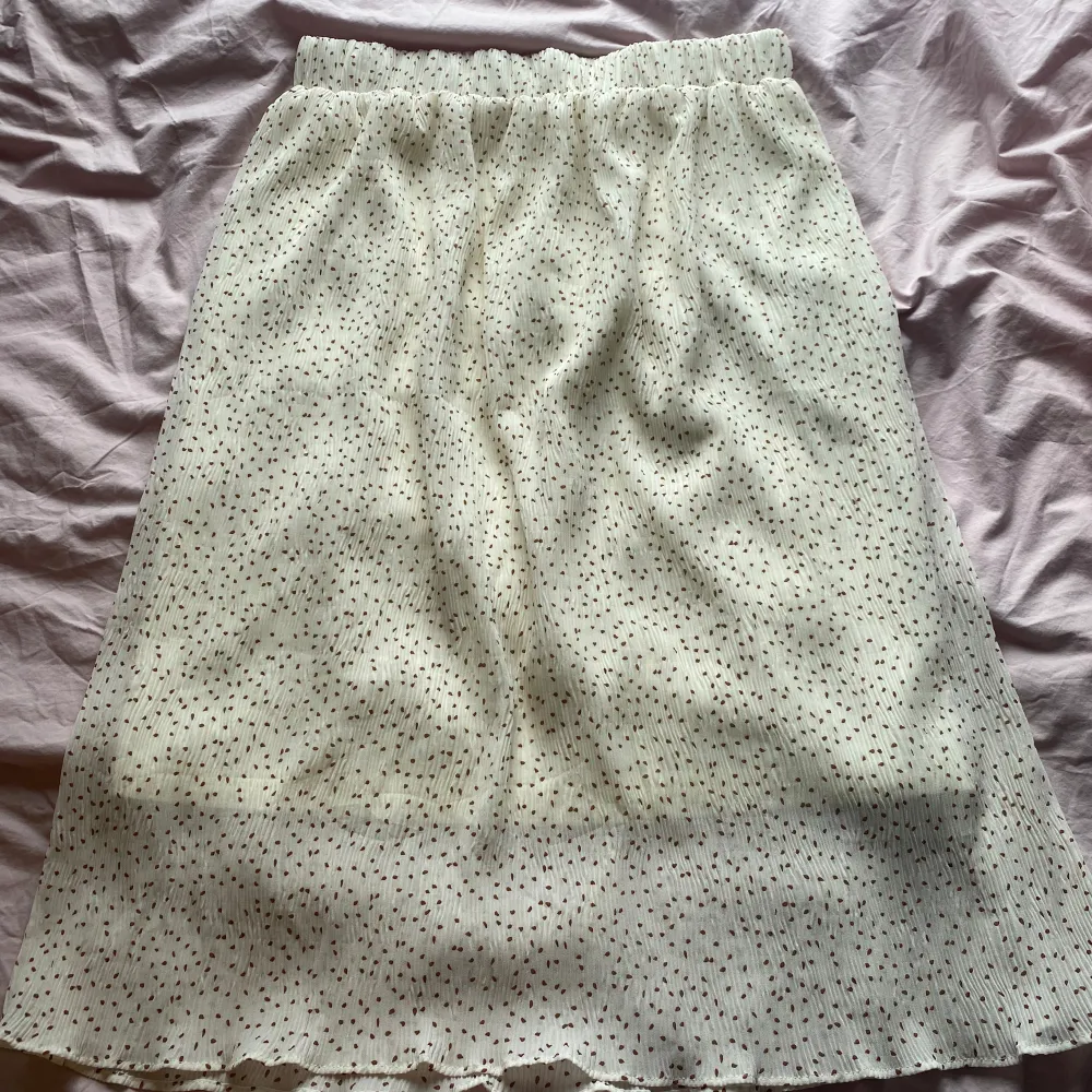 Vit Midi-kjol med söta prickar på.  Så skönt material och mycket luftig.  Perfekt till sommaren. Knappt använd.  Det står L/XL, men går också bra som M.  Bra resor i midjan. . Kjolar.