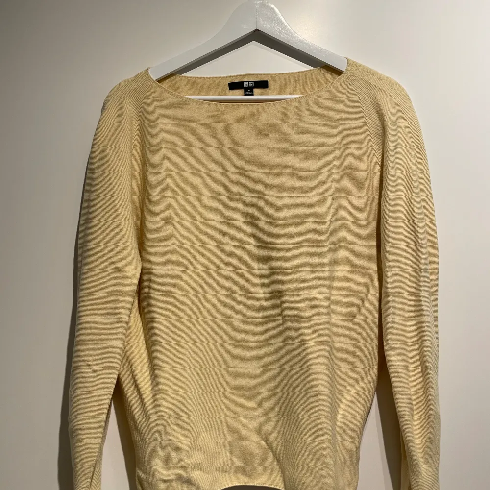 En ljus gul finstickad tröja, från uniqlo. I storlek M. Stickat.