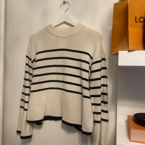 Randig stickad tröja - Säljer denna randiga stickade tröjan🤍