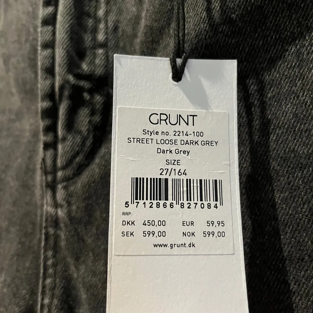 -Grunt Jeans- Strl:164 Pris: 400kr Skick: 10/10(aldrig använda). Jeans & Byxor.