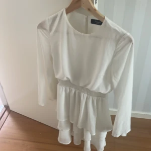 vit klänning - Vit klänning från Sister S/Sisterpoint passar perfekt till avslutning💕 Aldrig använd så i toppskick, Storlek Xs men passar också S