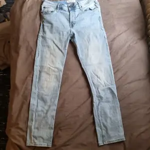 Det är Stock and Hank jeans som är i bra skick och som har inte använts mycket. Nu är de för små och passar mig inte längre och vill sälja dem. 