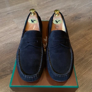 Loafers- Armani - Mörkbruna loafers strl 42. Ord pris 3000kr.