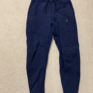 Nike tech byxor mörk blå  - Äkta Nike tech byxor mörk blå storlek S.