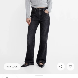 Stradivarius jeans - Mörkgrå jeans från stradivarius, köpta i höstas men använda ett fåtal gånger. Modellen heter d92 och kostar 399 nypris!  Storlek 38