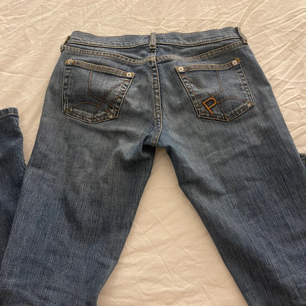 Säljer mina otroligt fina jeans som jag köpt här på plick!💞säljer pga att de ej kommer till användning längre! Är ca 1,60 cm lång💞pris kan diskuteras! (Köparen står för frakt men kan även mötas upp!)  skriv om du har fler frågor!!💞. Jeans & Byxor.