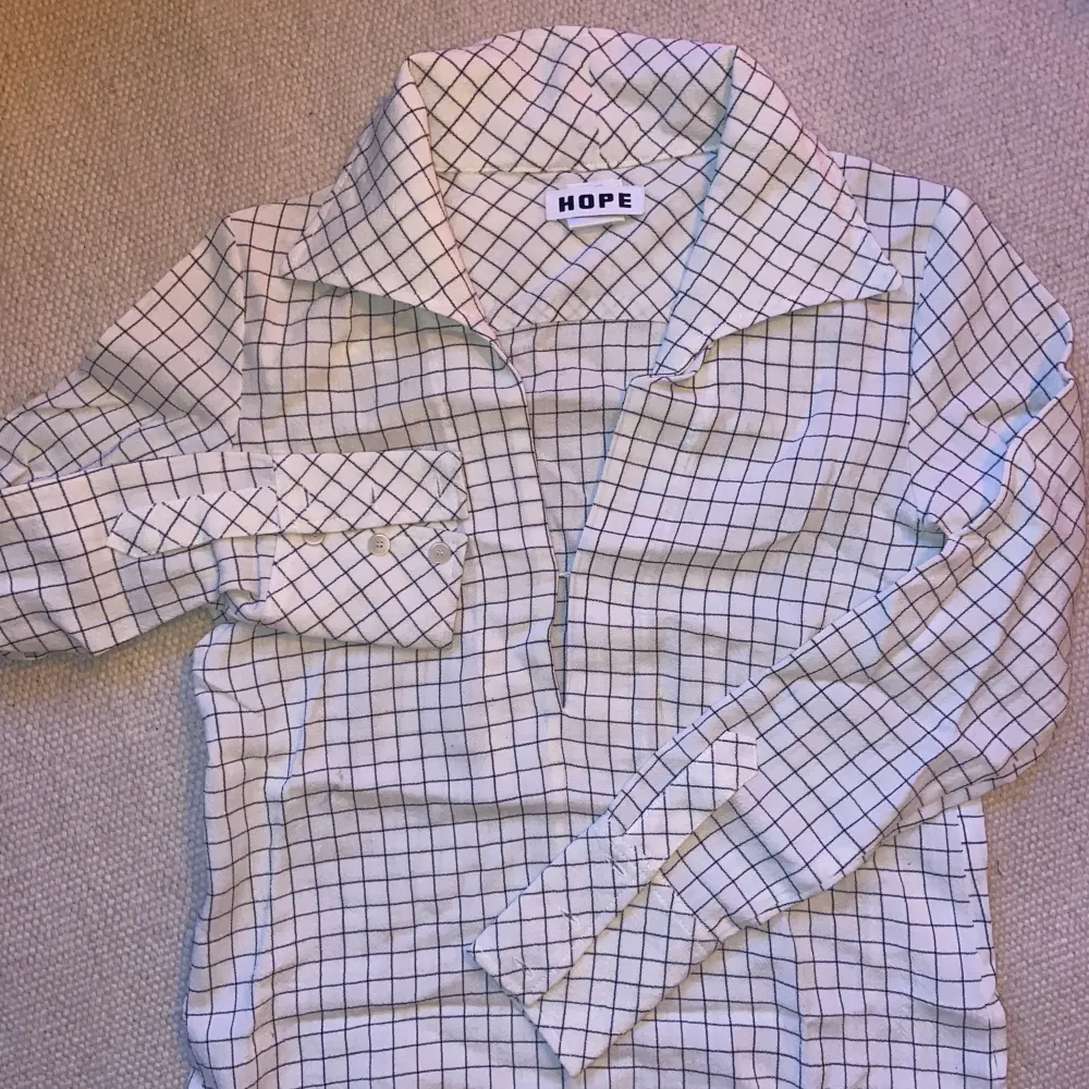 Vit rutig / blus skjorta från märket HOPE med stor krage. Oanvänd! Markerad som storlek: Woman 34 / Man 42. Skjortor.